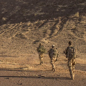 Des soldats du groupement tactique interarmes effectuent une patrouille de reconnaissance dans le désert malien