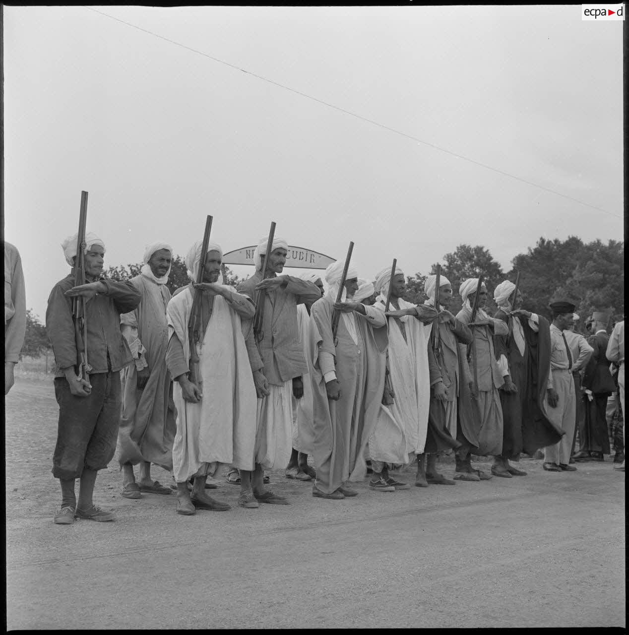 Portrait d'un groupe de civils armés. [légende d'origine]
