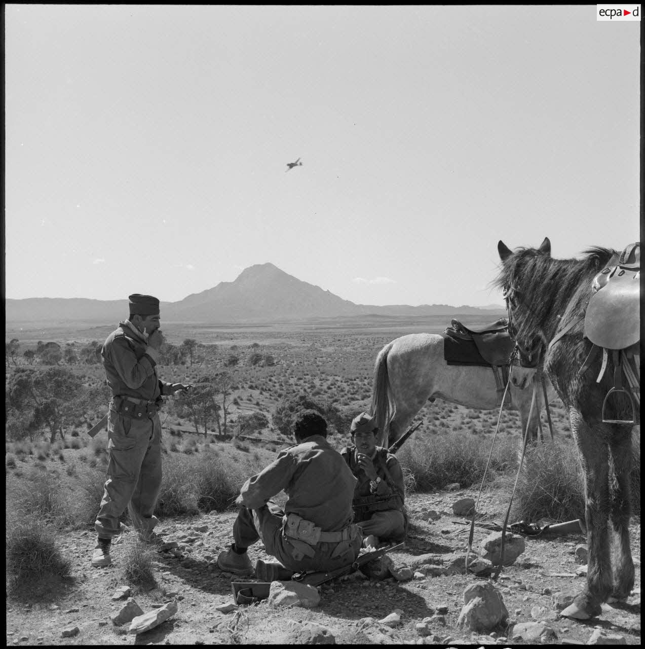 Membres d'une harka montée au repos dans le djebel Ouenza.