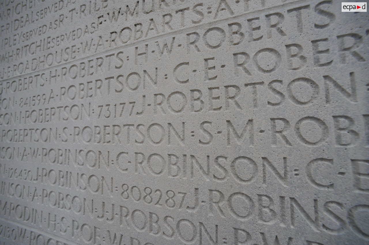 Gros plan sur le monument commémoratif du mémorial de Vimy.