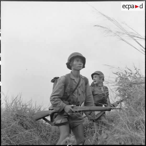 Des voltigeurs en action lors d'un accrochage au cours de l'opération Flandres.