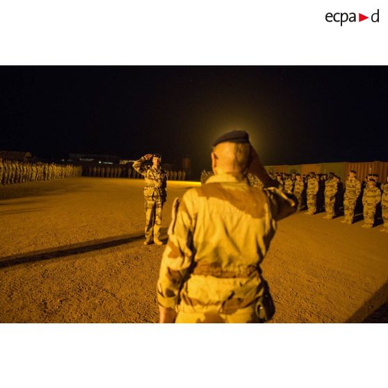 Le colonel Lionel Meny du 16e bataillon de chasseurs (BCh) salue le colonel Jean Fenon pour une cérémonie à Gao, au Mali.