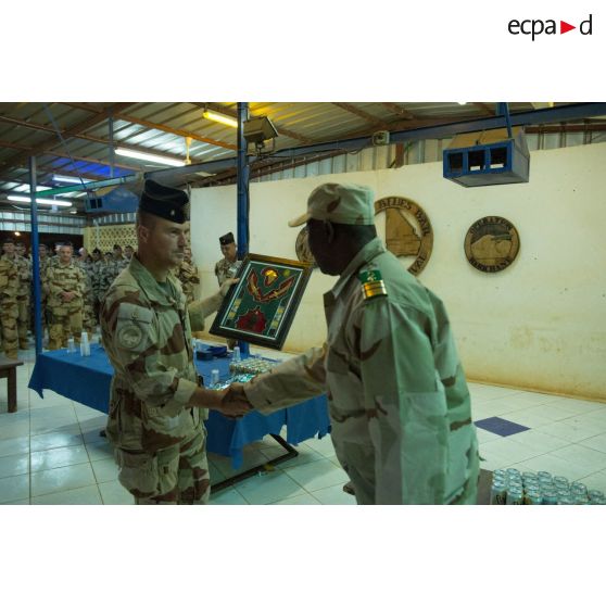 Le colonel Pascal Georgin du 2e régiment d'infanterie de marine (RIMa) reçoit un cadeau du colonel-major Bréhima Haïdara des forces armées maliennes (FAMa) à Gao, au Mali.