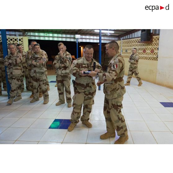 Le lieutenant-colonel Cédric Franco du 8e régiment du matériel (RMAT) remet un cadeau au colonel Jean Fenon à Gao, au Mali.