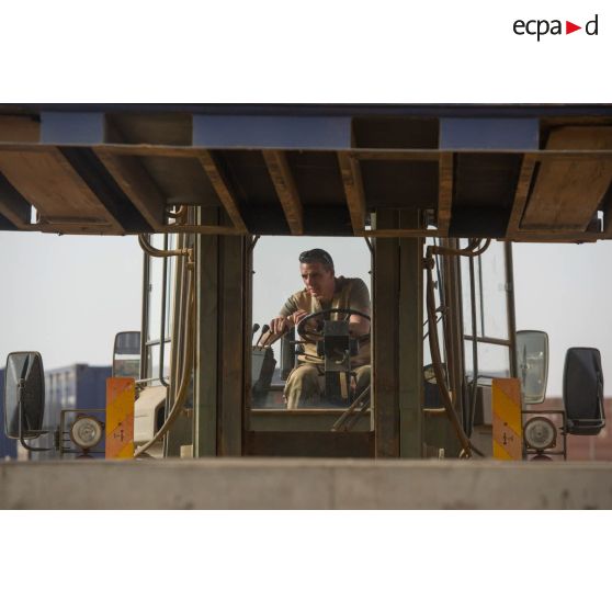 Un soldat du 511e régiment du train (RT) pilote un chariot élévateur Valmet en zone logistique de Gao, au Mali.