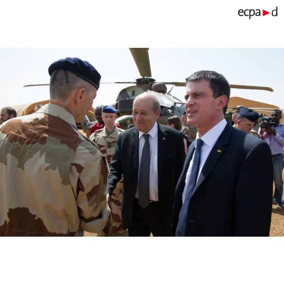 Le Premier ministre Manuel Valls discute avec un médecin en chef du Service de santé des armées (SSA) à Gao, au Mali.