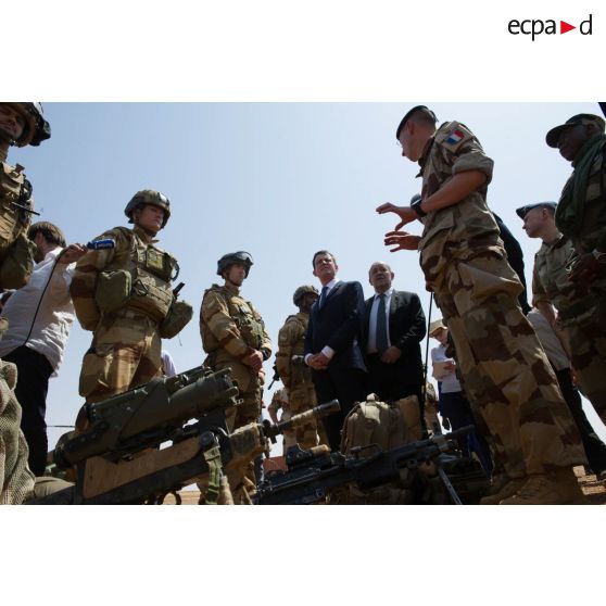 Des soldats du 16e bataillon de chasseurs (BCh) présentent leur armement au Premier ministre Manuel Valls à Gao, au Mali.