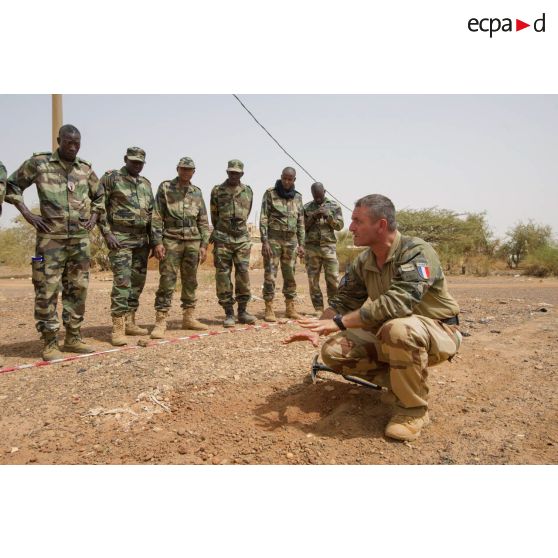 Un instructeur du 13e régiment du génie (RG) encadre des soldats maliens pour une formation de déminage à Gao, au Mali.