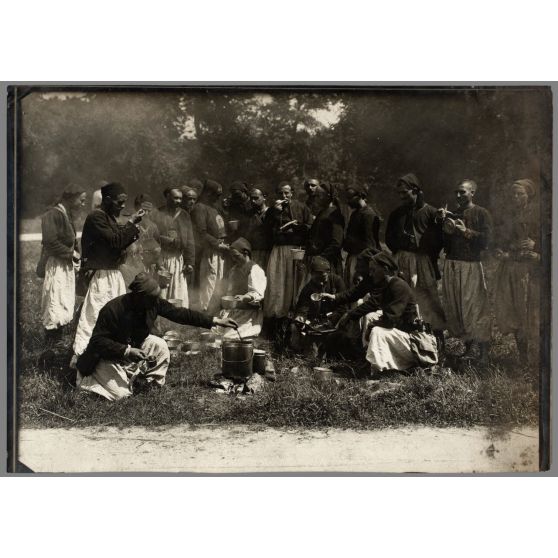 Zouave - La popote en plein air. [légende d'origine]
