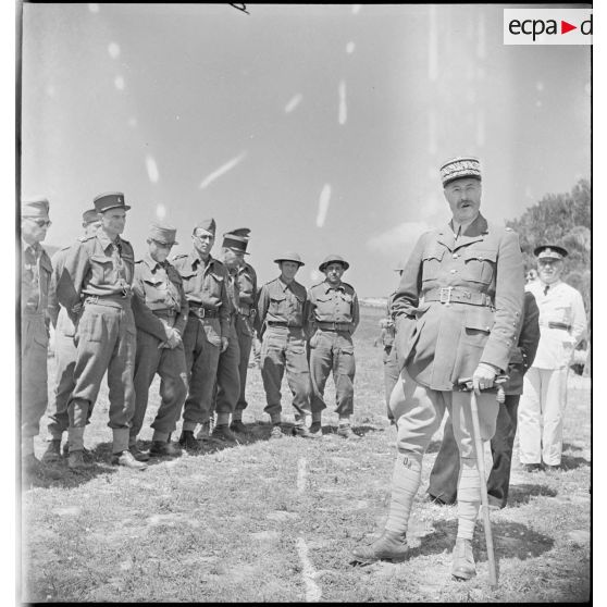 Le général d'armée Henri Giraud, commandant en chef civil et militaire, s'adresse à des officiers du CFA (Corps franc d'Afrique) en présence du vice-amiral Marcel Leclerc, commandant la Marine en Tunisie (à droite du général Giraud).