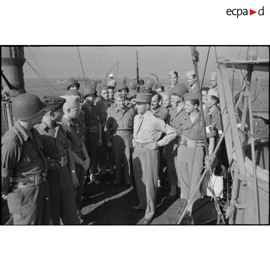 Le général de Lattre de Tassigny et ses hommes à bord du paqubot M.S. Batory.