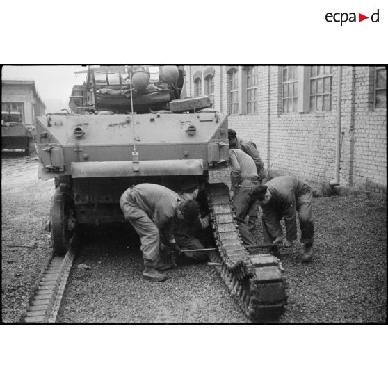 Maintenance sur un char du 501e RCC de la 2e DB.