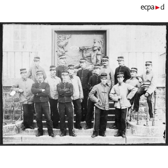 Gabriel Britsch devant le Coquillard à St Cyr. [légende d'origine]