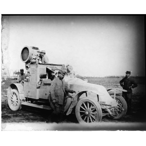 [Voiture projecteur Renault EE avec projecteur de 60 cm].