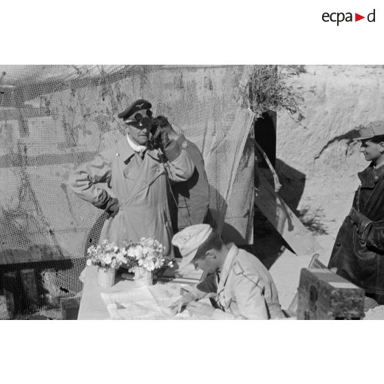 Officier supérieurs du DAK lors d'un briefing devant un camion du type Dochester de prise (capturé).