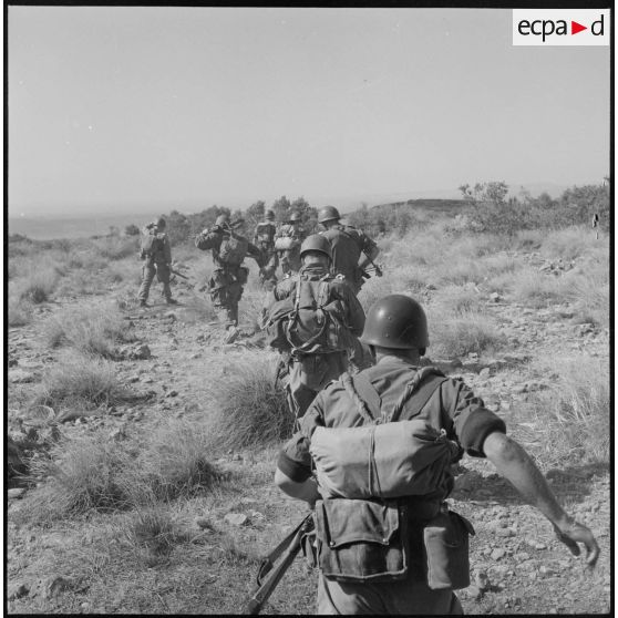 Unité de légionnaires partant occuper une position au nord-est de Terny (secteur de Tlemcen).