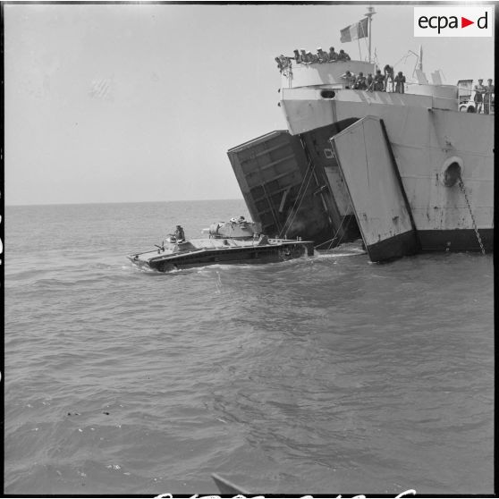 Des engins blindés amphibies quittent un LST.