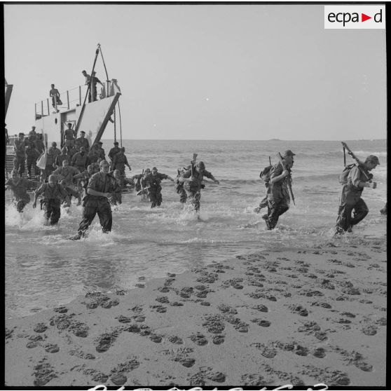 Les éléments d'assaut quittent les engins blindés.