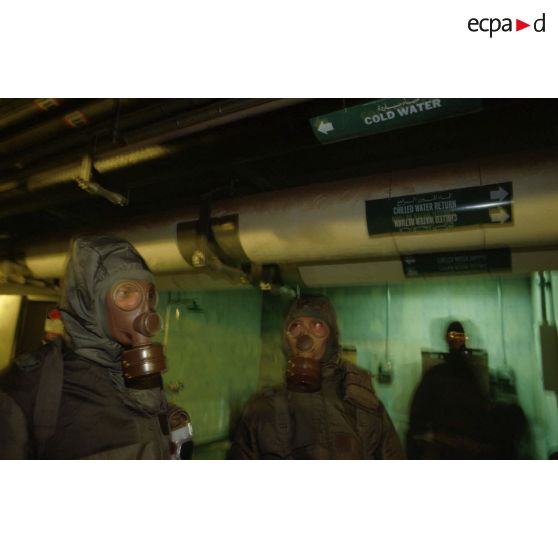 Alerte NBC (risque nucléaire, bactériologique et chimique) au CRK (camp du roi Khaled), les soldats, revêtus de la tenue S-3P (survêtement de protection à port permanent), descendent dans des abris souterrains.