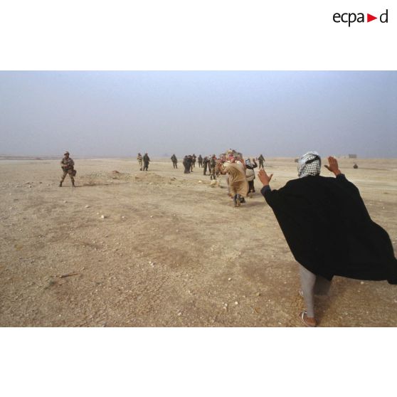 Aux abords d'Al Salman, des civils irakiens mains en l'air se rendent à des soldats du 3e RIMa (régiment d'infanterie de marine).