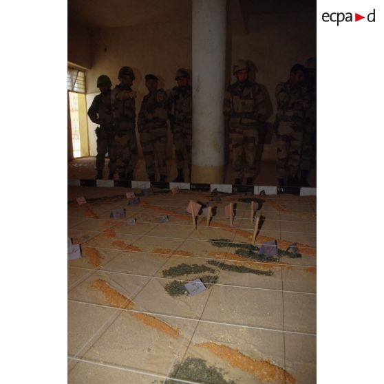 Dans le fort d'Al Salman, l'état-major de la division Daguet, avec à sa tête le général de corps d'armée Michel Roquejeoffre et le général de brigade Bernard Janvier, étudie le plan des positions irakiennes de la 45e division d'infanterie irakienne représentées dans une caisse à sable.