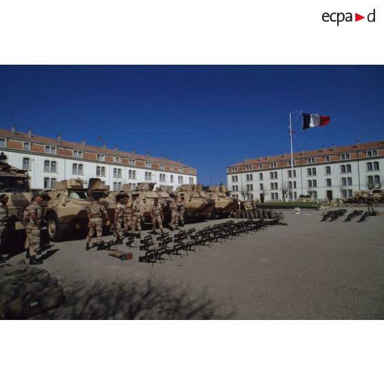 VAB et fusils d'assaut FAMAS alignés sur la place d'armes du quartier Colonel de Chabrières du 2e REI (régiment étranger d'infanterie).