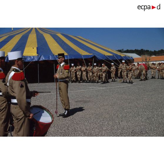 Devant le chapiteau dressé pour le pot célébrant le retour du 2e REI (régiment étranger d'infanterie) à Nîmes au quartier Colonel de Chabrières, des éléments de la fanfare du régiment, des légionnaires et l'âne mascotte.
