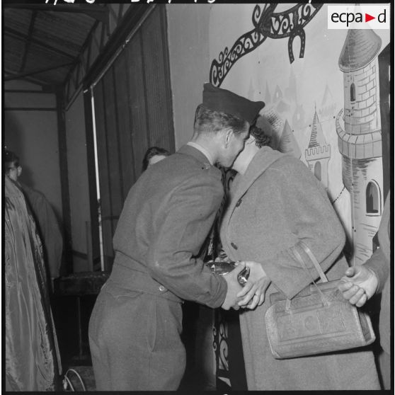 Boufarik. Camp Videau. La Saint-Eloi à l'ERGM/EB. Distribution des colis de noël aux militaires du contingent par des mères de famille venues de France.
