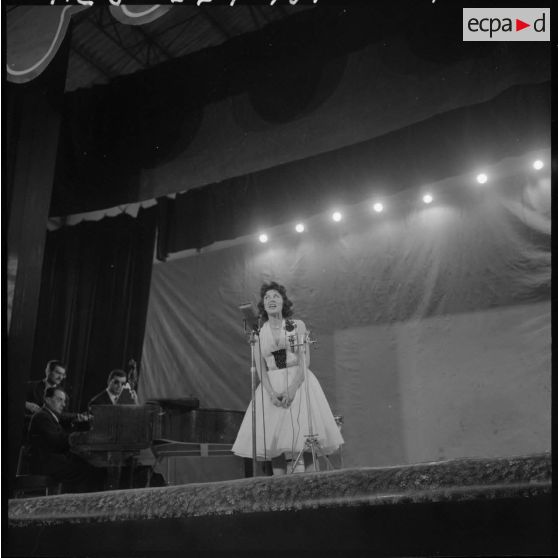 Boufarik. Camp Videau. La Saint-Eloi à l'ERGM/EB. La chanteuse Betty Beckers.