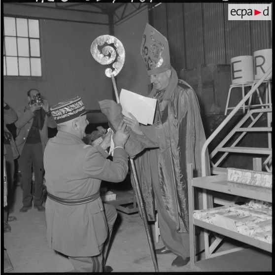 Boufarik. Camp Videau. La Saint-Eloi à l'ERGM/EB. Saint-Eloi remet une combinaison de travail au général Lautier.