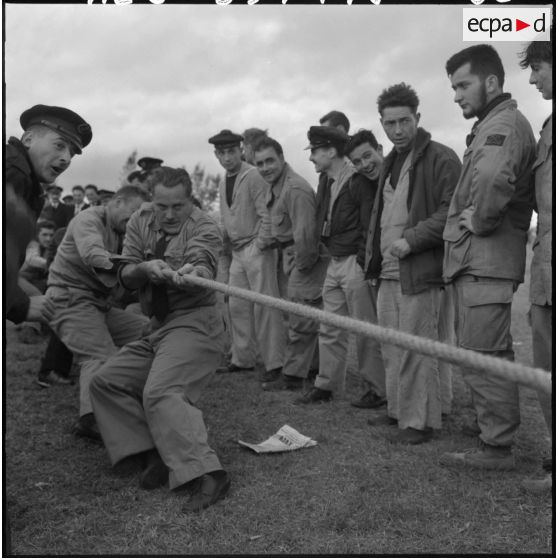 Fête de la Sainte-Barbe et de la Saint-Eloi à la base navale de Lartigue. Epreuve de tir à la corde.