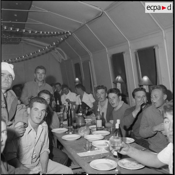 Différentes tables pendant le réveillon au refectoire de la troupe.