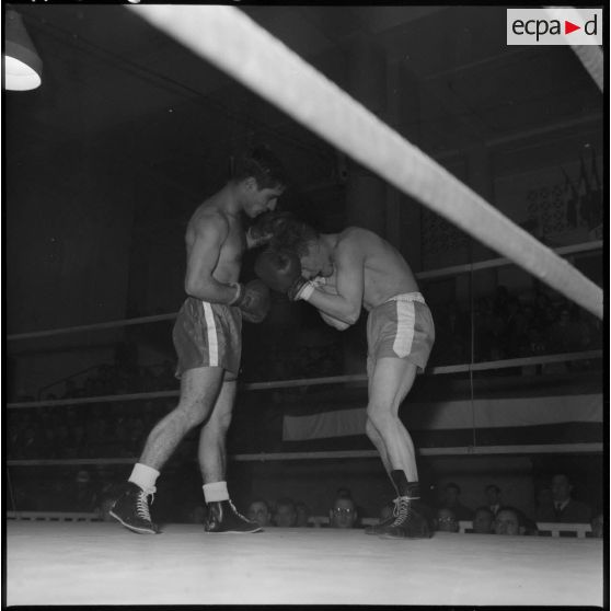 Championnat de boxe interarmées d'Algérie de 1960. Catégorie Coqs : Sellem contre Duez..