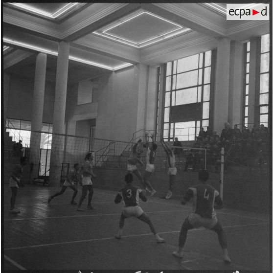 Finale des championnats de volleyball de la 10e région militaire (RM) au foyer civique d'Alger.