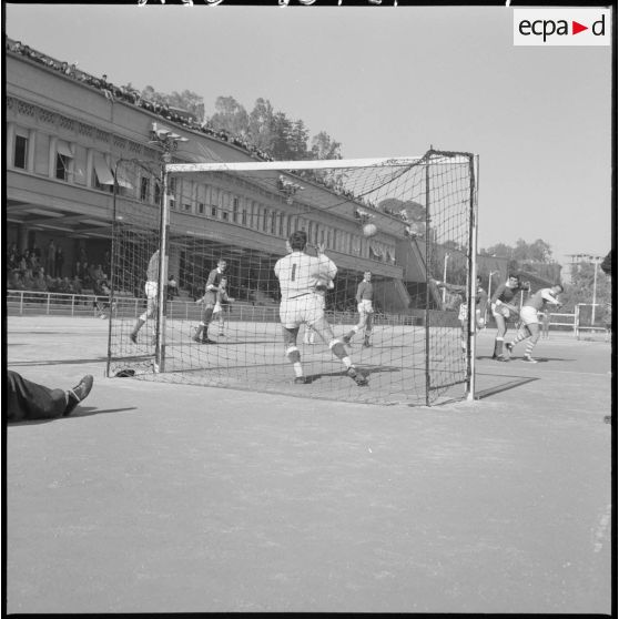 Finale des championnats de handball de la 10e région militaire (RM) au stade Leclerc à Alger.