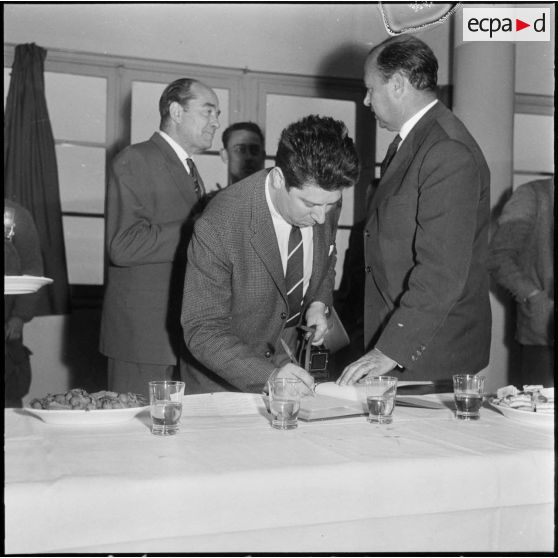 Monsieur Cevey, conseiller municipal et député de Montreux, signe le livre d'or.