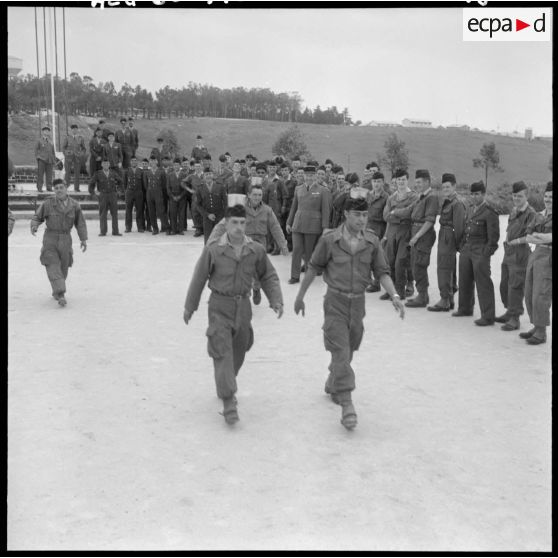 Alger. Fête de l'Aïd el Seghir au 411e régiment anti-aérien (RAA). La course à pied avec un quart d'eau en équilibre sur la tête.