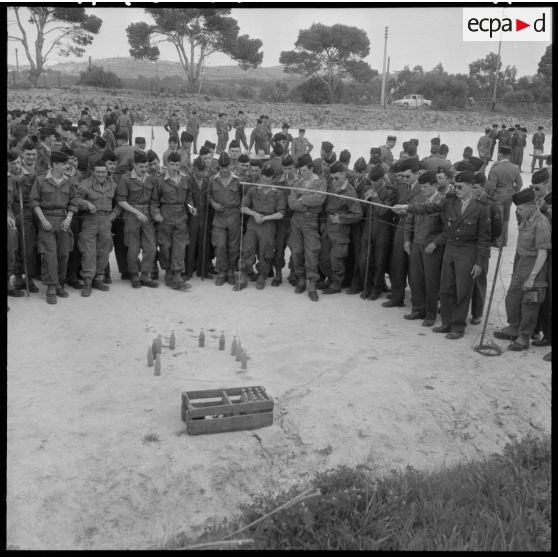 Alger. Fête de l'Aïd el Seghir au 411e régiment anti-aérien (RAA). Jeux d'adresse.