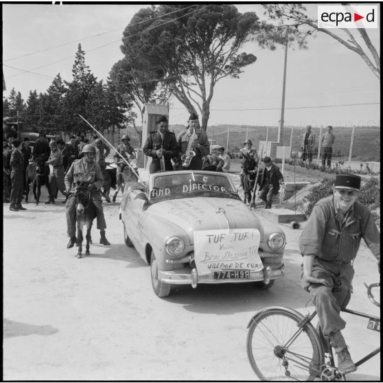 Alger. Fête de l'Aïd el Seghir au 411e régiment anti-aérien (RAA). Course de baudets (ânes).