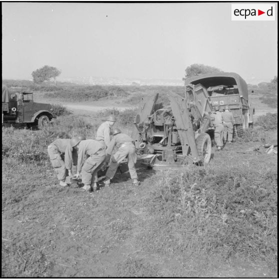 Alger. 411e régiment anti-aérien (RAA). La mise en place du canon de 90 m/m (différentes opérations).