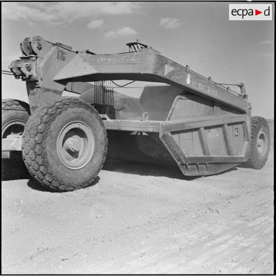 Activités du 1er bataillon du 19e régiment du génie (RG) de Colomb-Béchar. Engin démineur.
