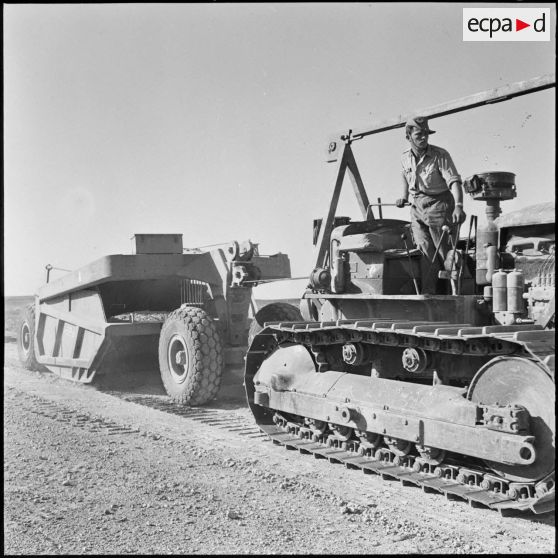 Activités du 1er bataillon du 19e régiment du génie (RG) de Colomb-Béchar. Engin démineur.