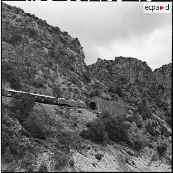 587e bataillon du train (BT). Passage du train de voyageurs dans les gorges de Palestro.