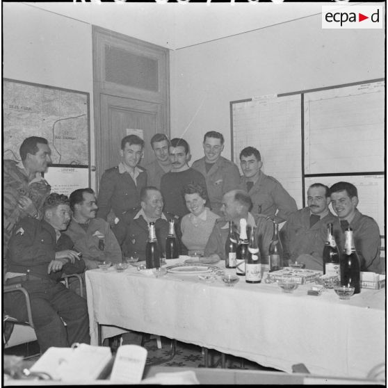 587e bataillon du train (BT). Un cadeau est offert au capitaine Jumel par trois militaires de son unité, qui sont démobilisés.