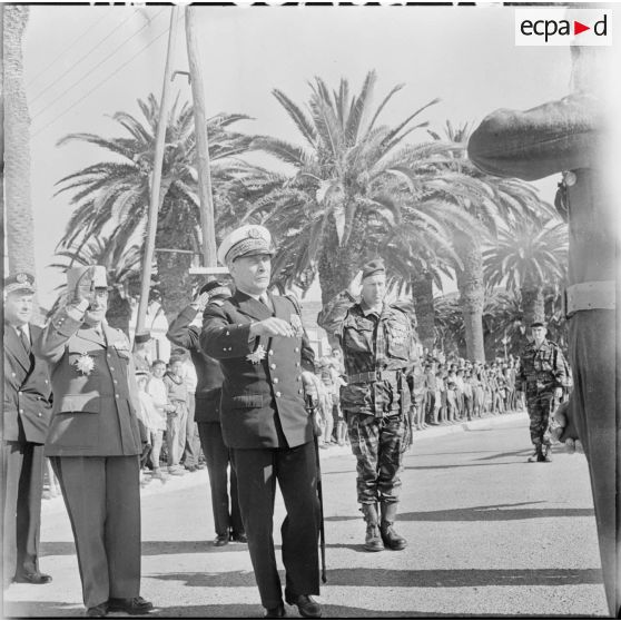 Arzew. Le vice-amiral Querville décore les récipiendaires.
