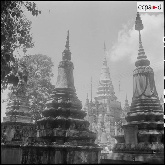 Ensemble de stupas au Wat Botum Vathey, à Phnom Penh.