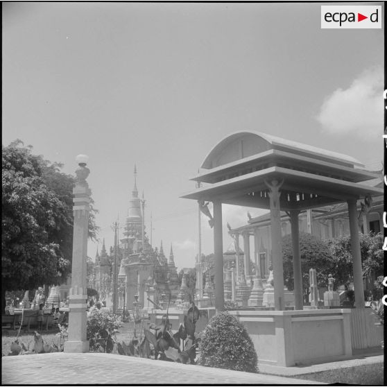 Ensemble de stupas au Wat Botum Vathey, à Phnom Penh.