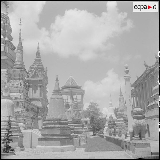 Ensemble de stupas au Wat Botum Vathey, à Phnom Penh.