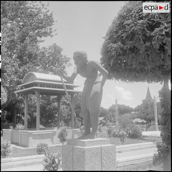 Sculpture d'un bouddha, au Wat Botum Vathey, à Phnom Penh.