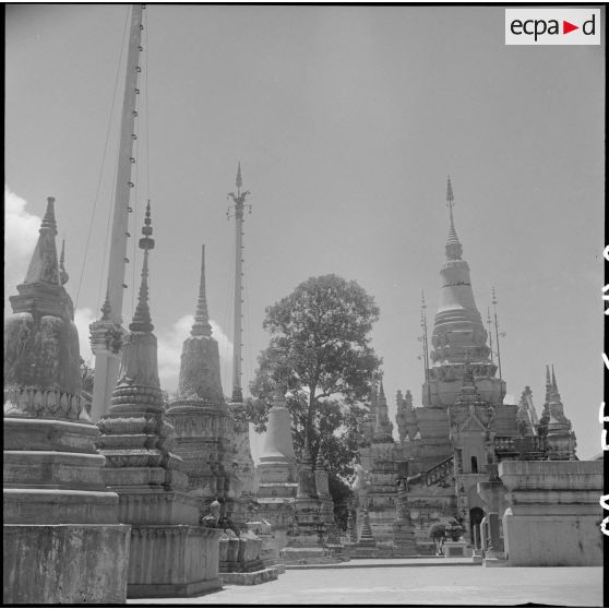 Ensemble de stupas, au Wat Botum Vathey, à Phnom Penh.